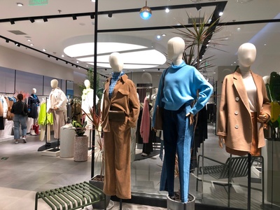 市場(chǎng)緩慢回暖，服裝行業(yè)離